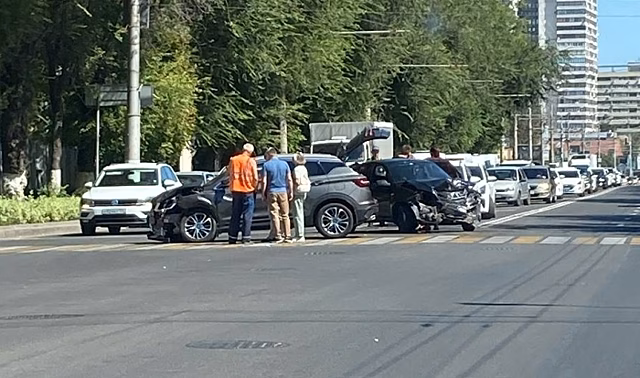 В Волгограде при столкновении легковушек пострадала пассажирка