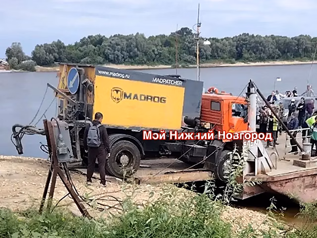 Грузовик вылетел на набережную и врезался в паром