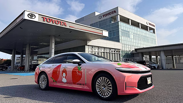 Розовый седан с клубникой: Toyota выпустила удивительную версию Crown