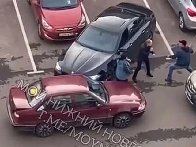 Владелец Daewoo Nexia поколотил оппонента на BMW X6 в споре на парковке