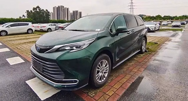 Новый минивэн Toyota Sienna раскрыли на «живых» фото перед дебютом