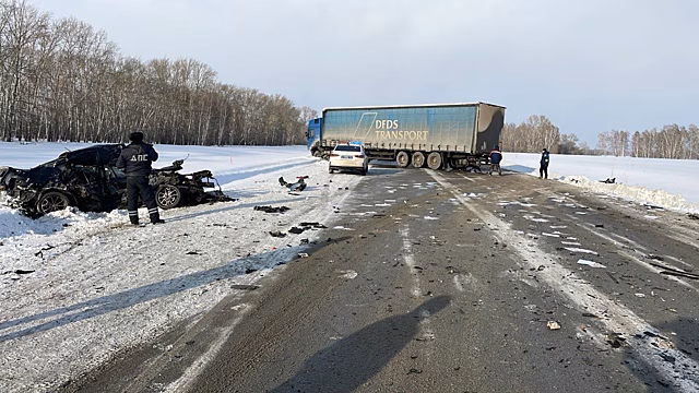 Есть погибшие: фура уничтожила легковушку на трассе из Новосибирска в Барнаул
