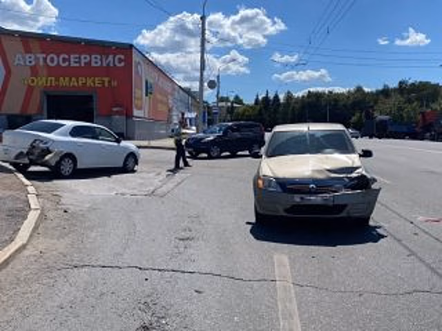 В Уфе лишенный прав таксист попал в ДТП, пострадал человек