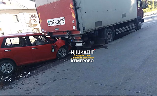 Фура вылетела с моста после аварии на кузбасской трассе
