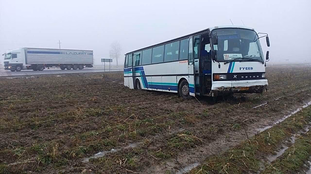 Под Гусевом рейсовый автобус съехал в картофельное поле