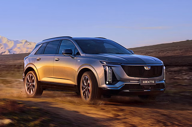 Презентован новый Cadillac XT5: внешность в фирменном стиле и большое табло в салоне