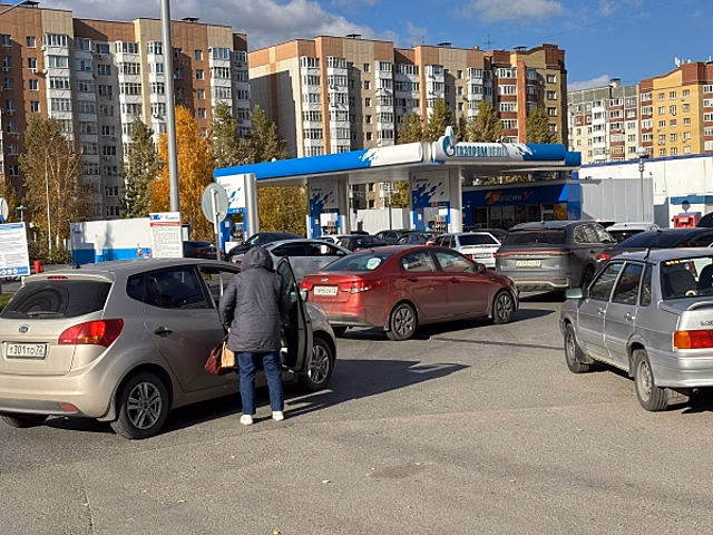 На ограничения продажи бензина жалуются тюменцы: «Скоро коней запряжем и поедем»