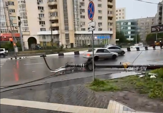 Грузовик сбил фонарные столбы на Немировича-Данченко в Новосибирске