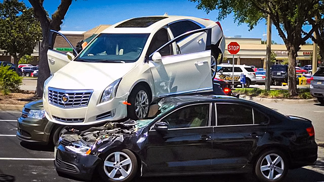 Пенсионерка на Cadillac "припарковалась" на крышах двух автомобилей