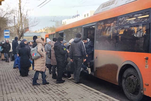 Пермяки жалуются на работу общественного транспорта: долгое ожидание, очереди и давка
