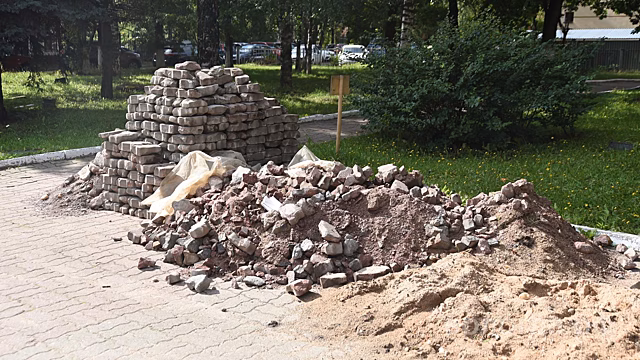 В Вологде продолжается ремонт брусчатки на городских тротуарах