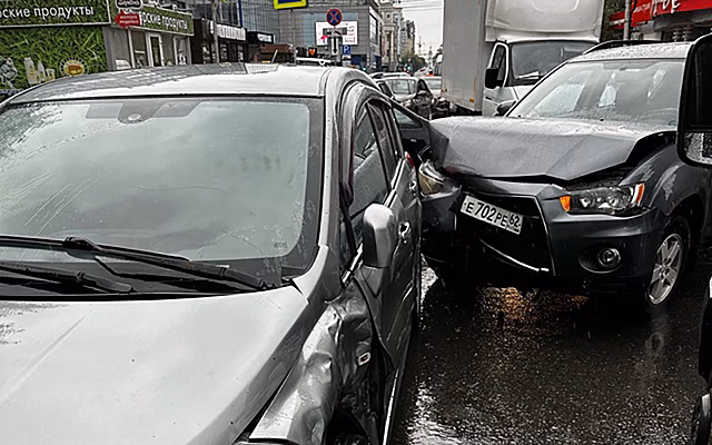 В центре Рязани столкнулись две легковушки