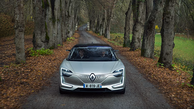 Тест-драйв Renault из будущего в режиме автопилота