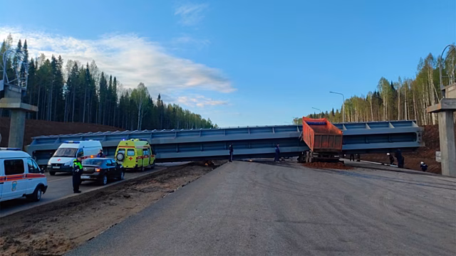 Пешеходный мост обрушился на грузовик на трассе Пермь - Екатеринбург