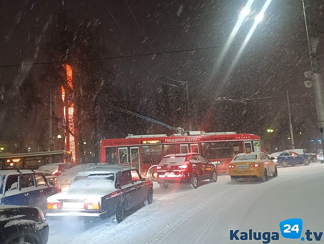 Непогода превратила центр Калуги в одну большую пробку