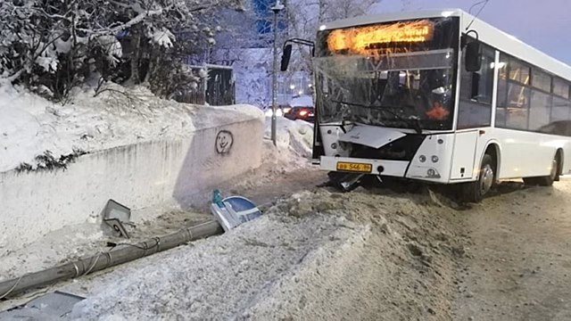 В Югре при столкновении пассажирского автобуса с фонарём пострадали семь человек. ФОТО