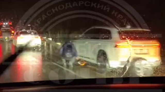 Автомобилисты массово пробили колеса на трассе в Сочи