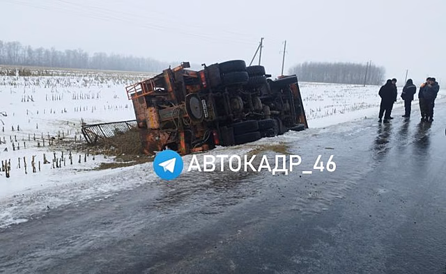 В Железногорске из-за обледеневшей дороги в кювет вылетела машина с пескосоляной смесью