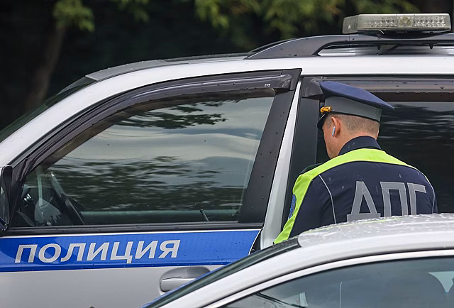Иномарка врезалась в остановку в российском городе