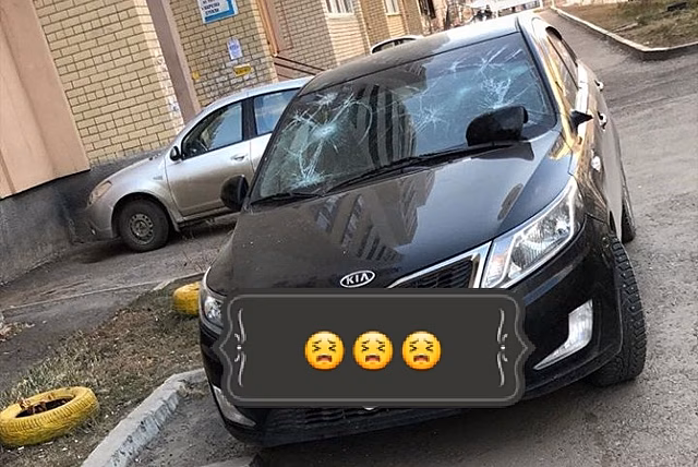 В Саратове автохаму разбили стекла машины за неправильную парковку