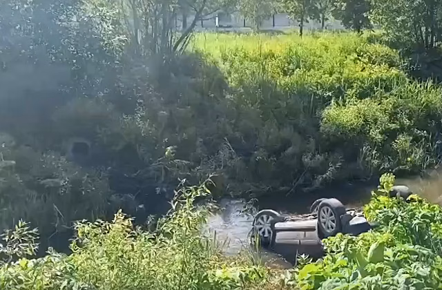 Улетевший в воду автомобиль попал на камеру в Кузбассе
