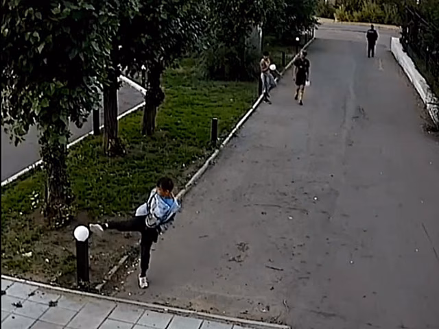 Подростки-вандалы вырвали плафоны возле цветочного салона в Чите