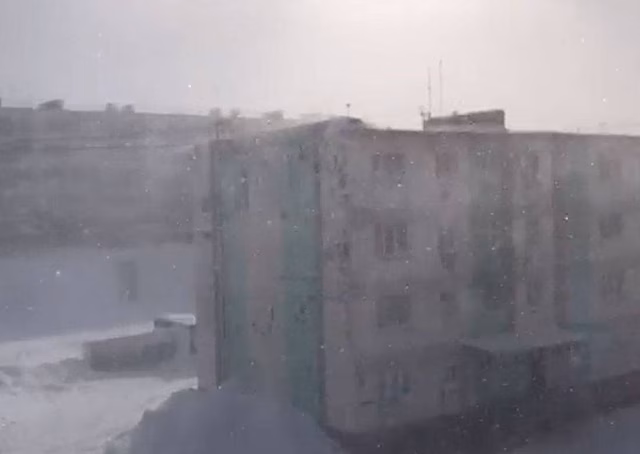 Российский населенный пункт занесло снегом