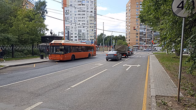 На улице Нахимова расширили дорогу на перекрестке с проспектом Ленина