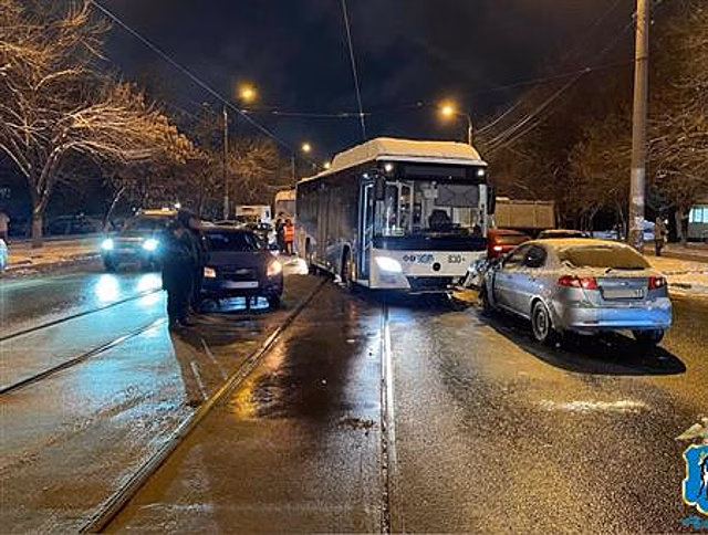 Женщина и два ребенка пострадали в ДТП с автобусом в Самаре