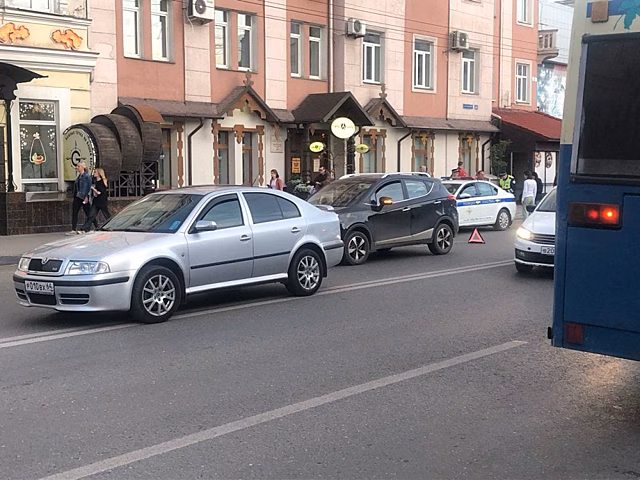 В час пик в центре Саратова из-за ДТП встали троллейбусы №15