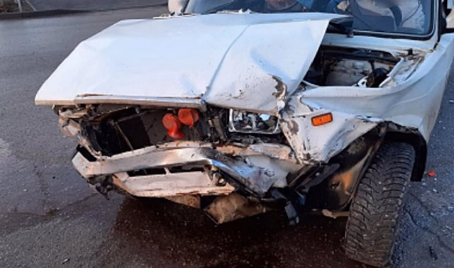 Под Волгоградом женщина выехала на красный свет и спровоцировала аварию