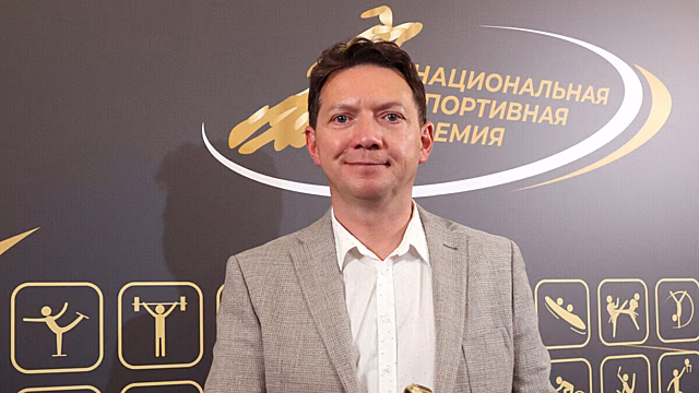 Черданцев выложил фото поврежденного стекла своей машины: «Говорят, что 99% кто-то из травмата или дробью шмальнул. Хорошо, что езжу с закрытыми окнами и стекло двойное»