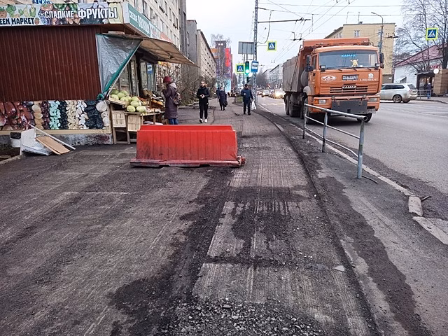 В Петрозаводске заново укладывают свежеуложенный асфальт