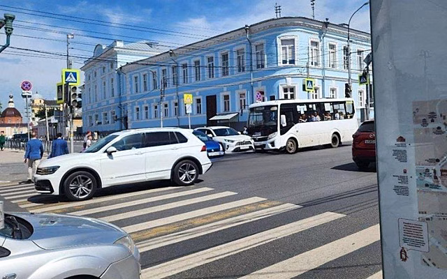 В центре Рязани столкнулись легковушка и маршрутка