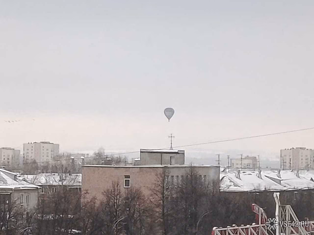 Неожиданный объект завис в небе над Кемеровом