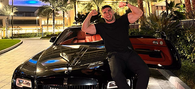 Блогер-миллионник Асхаб Тамаев попал в аварию в центре Москвы на BMW за 40 млн рублей и сделал неожиданное заявление