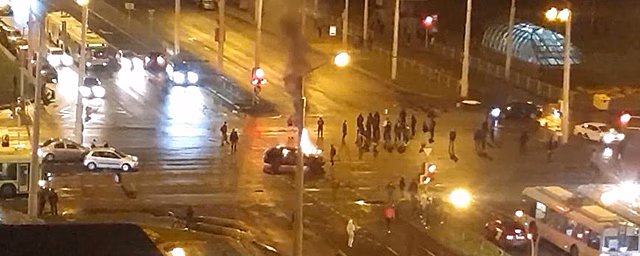 В Минске этой ночью жгли костры и стреляли