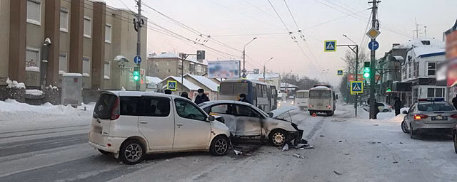 В Томске столкнулись 2 иномарки и автобус, пострадали 3 человека