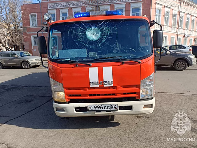 Бросившего в пожарную машину кирпич нижегородца доставили в больницу