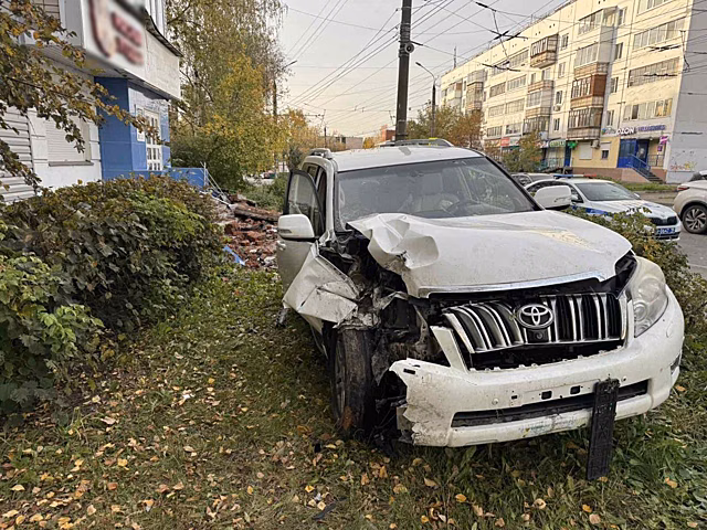 «Ленд Крузер» протаранил входную группу магазина в Ижевске