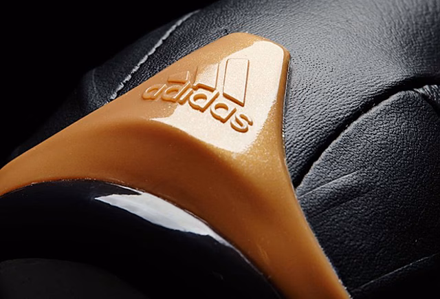Бренд adidas создал бутсы в стиле Porsche 911