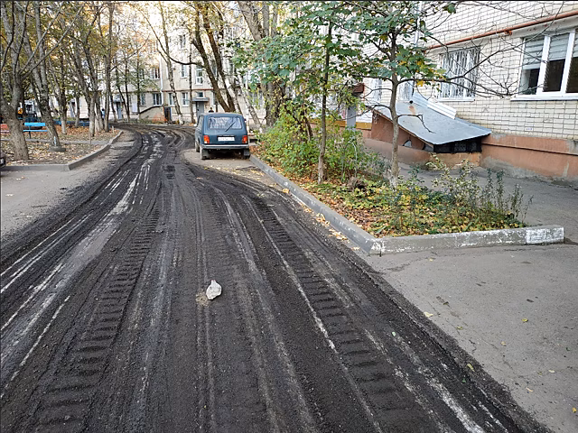 Дорожники вырезали асфальт вокруг брошенного во дворе внедорожника в Ставрополе