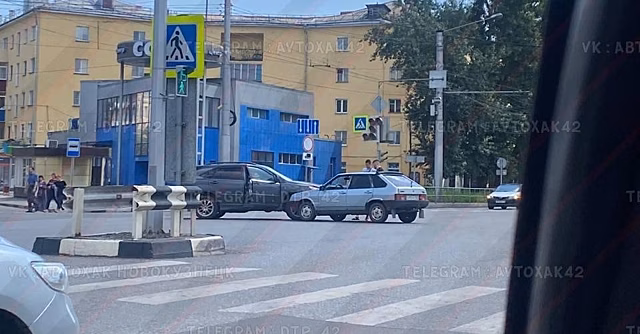 Легковушки столкнулись на перекрестке в Новокузнецке