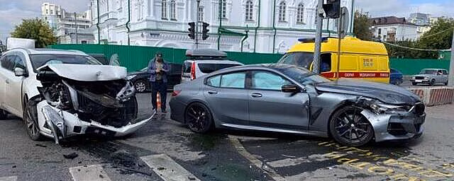 В Тюмени два человека пострадали от иномарки, которая выехала на тротуар в результате ДТП