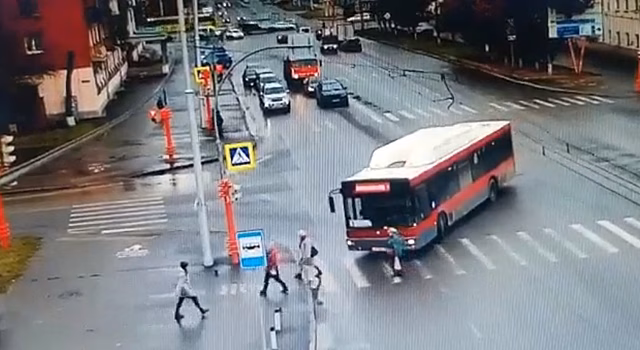 Водитель автобуса скрылся после наезда на кемеровчанку на "зебре"