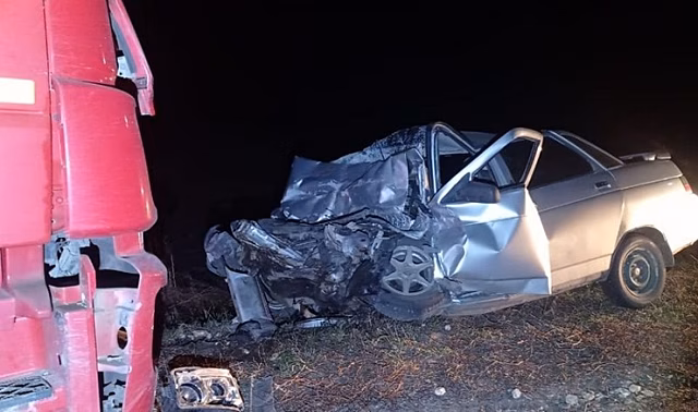 В лобовом ДТП с КамАЗом в Волгоградской области погибли 2 человека