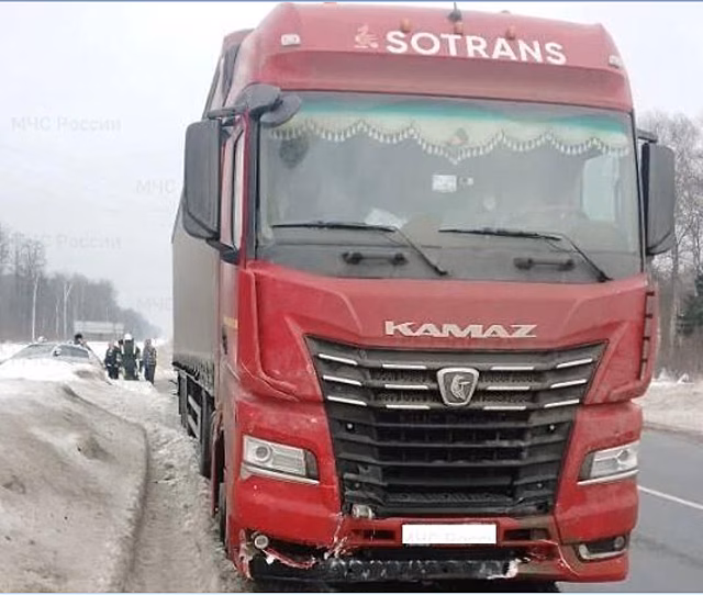 Девушку на легковушке протаранил КамАЗ