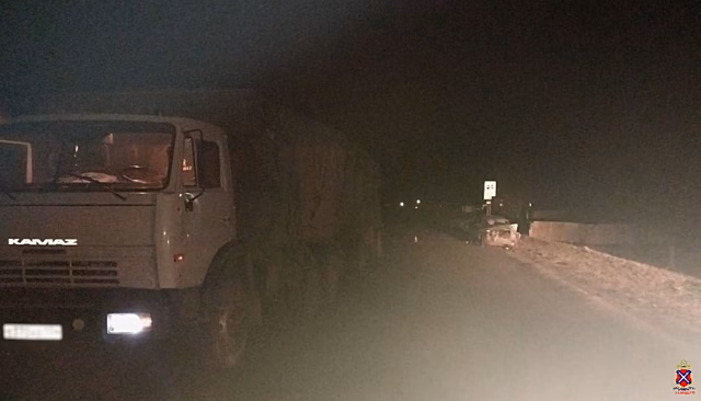 Водитель без прав спровоцировал аварию с КамАЗом в Волгоградской области