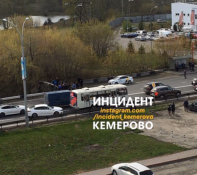 Иномарка перевернулась после ДТП в Кемерове