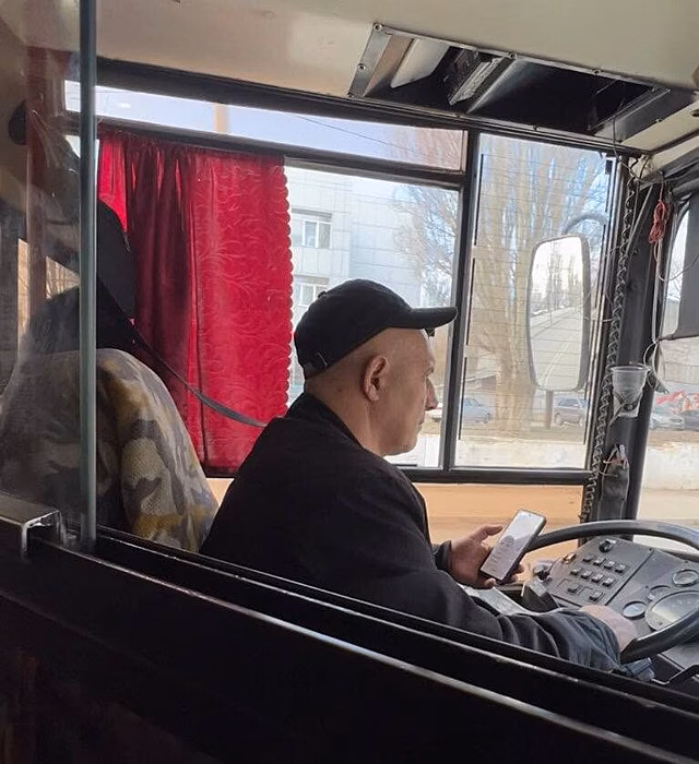 В центре Саратова водитель автобуса угрожал девушке из-за нехватки денег на проезд